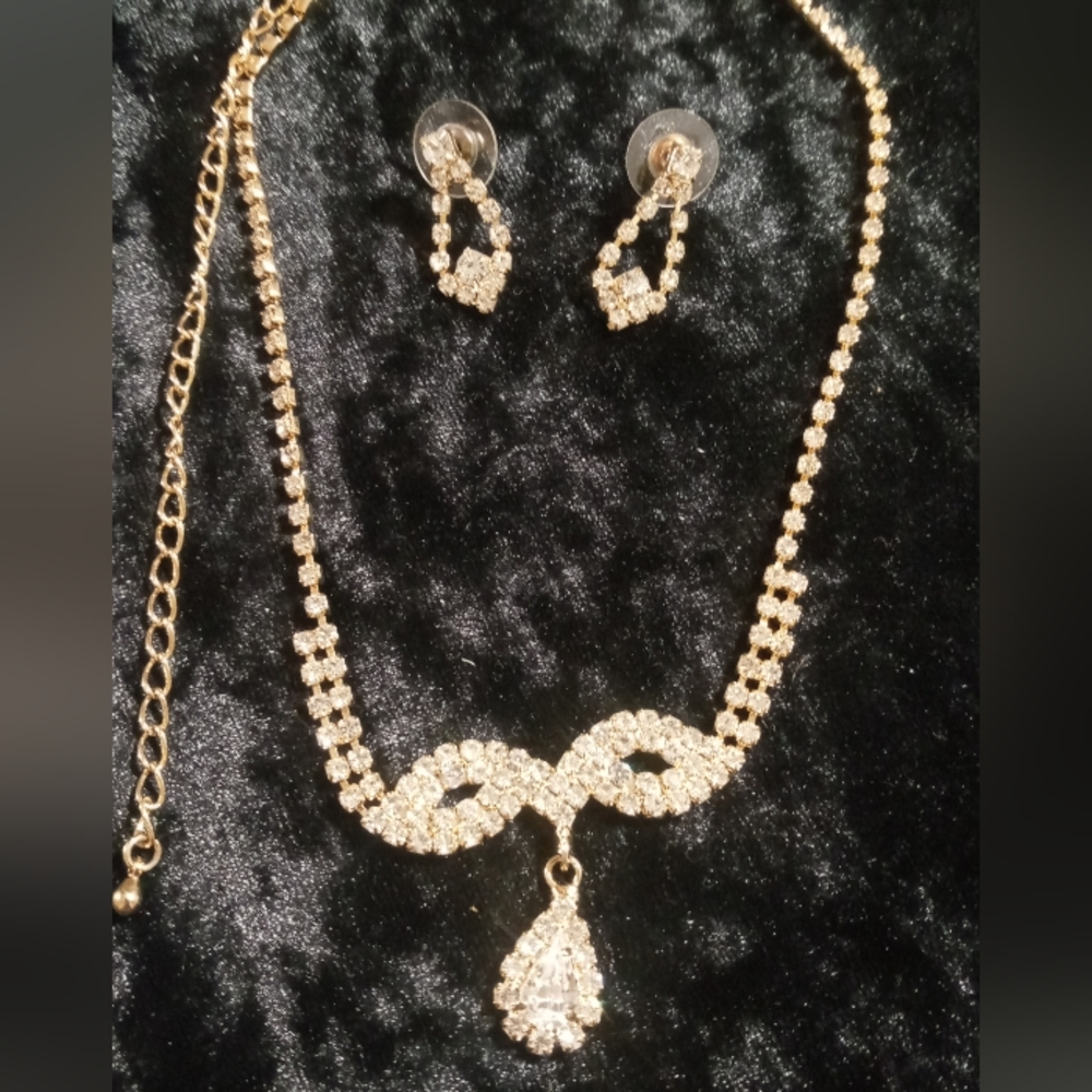Stunning gold tone crystal studded necklace & earring set